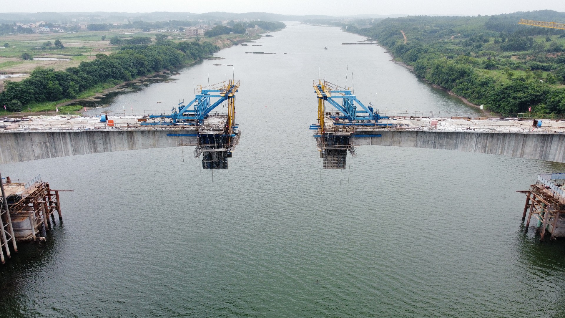 1686551186168576.jpg 首片预制T梁成功架设2.jpg